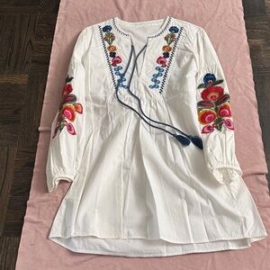 Excellent condition SHEIN Embroidered White Tunic with Floral Sleeves SZ Small